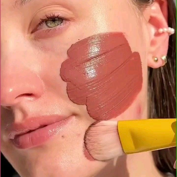 Червена глинена маска